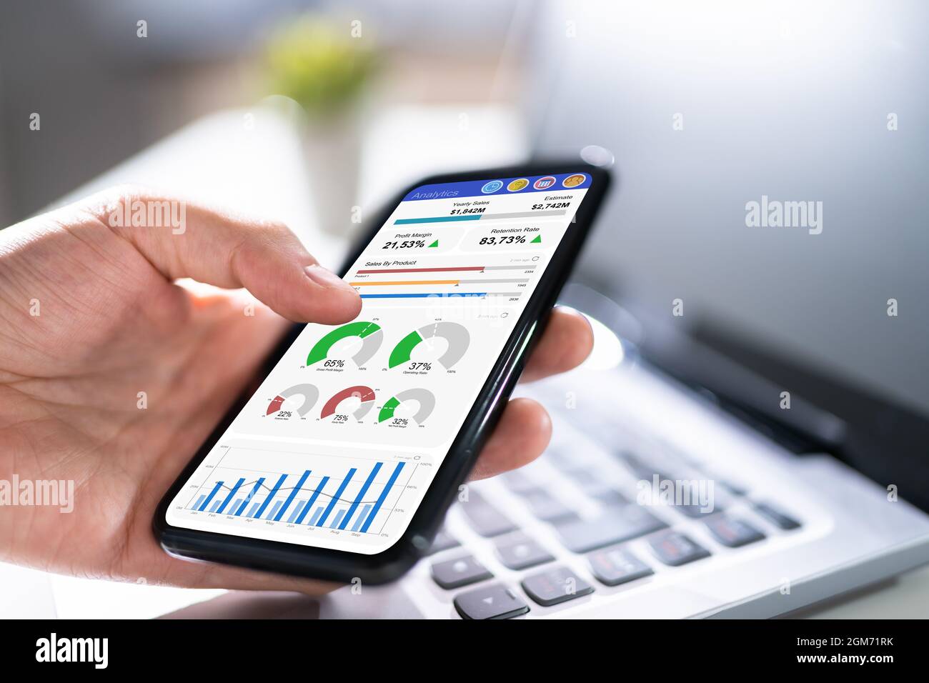 Berater Mit Blick Auf Predictive Mobile Analytics Data Report Stockfoto