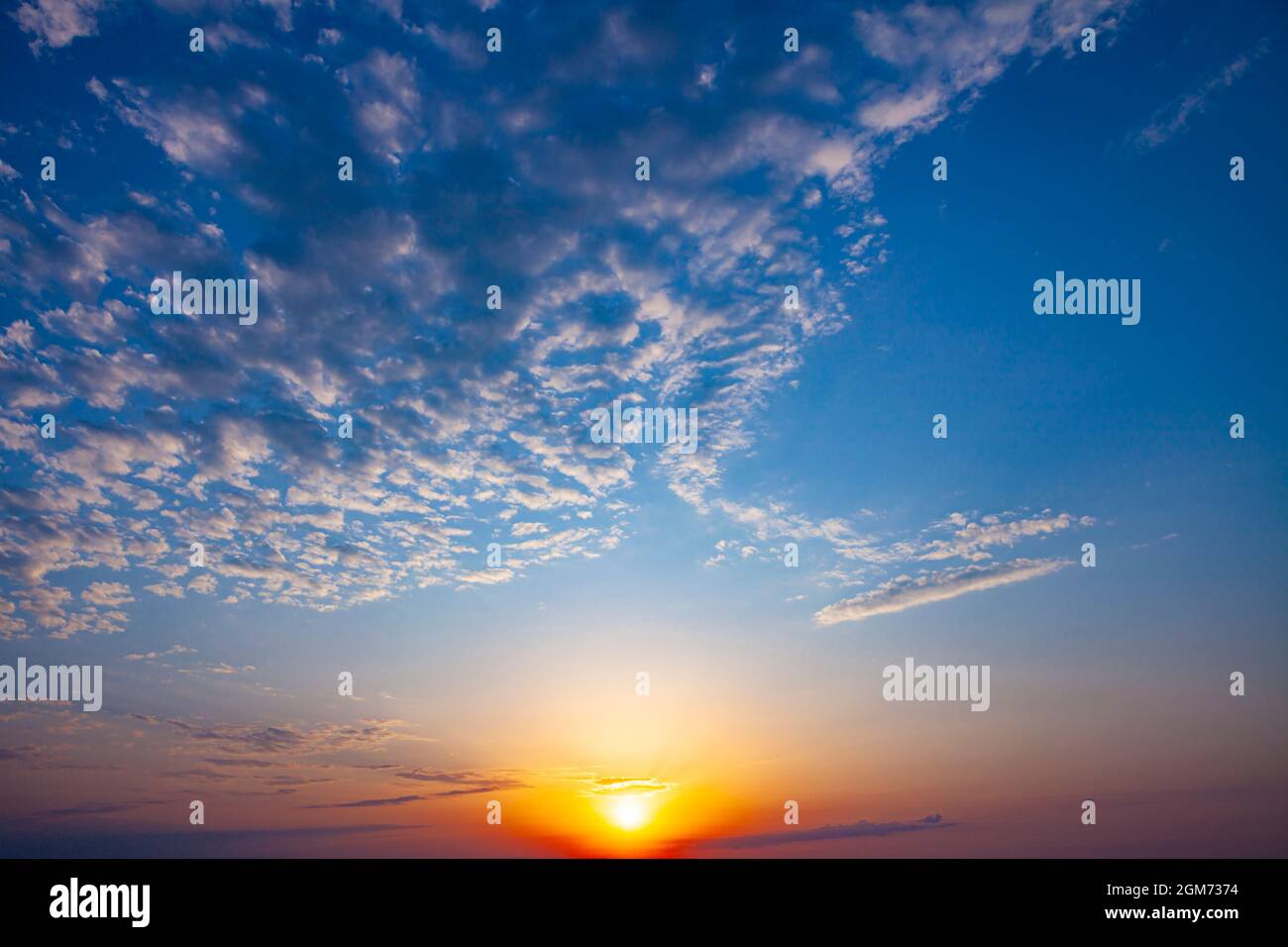 Schöner Sonnenstrahl in der Natur. Goldener Sonnenschein bei Sonnenaufgang Stockfoto