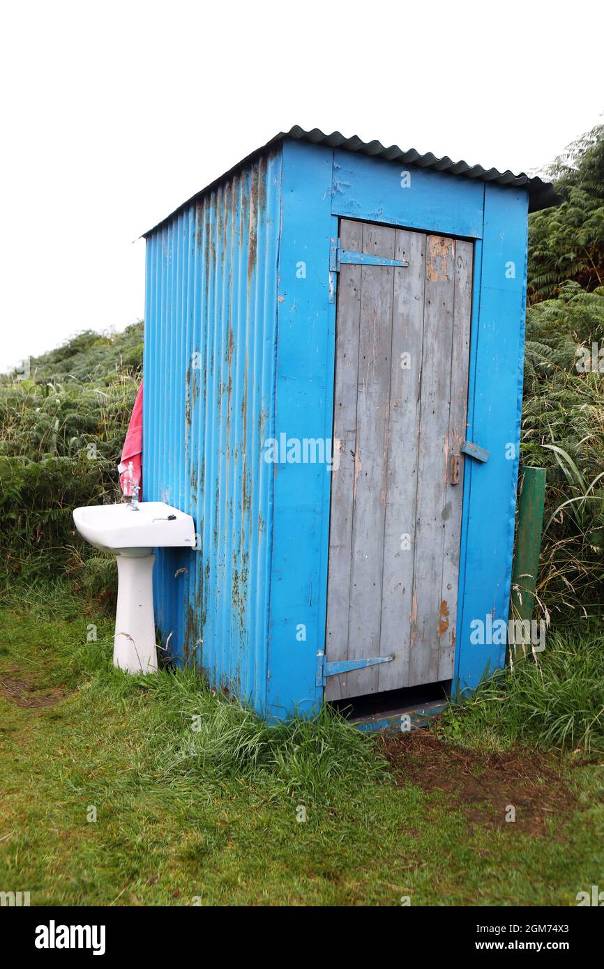 Toilette mit Außenwaschbecken, Handwäsche und Handtuch auf dem Campingplatz auf der Isle of Canna in den Inneren Hebriden von Schottland Stockfoto