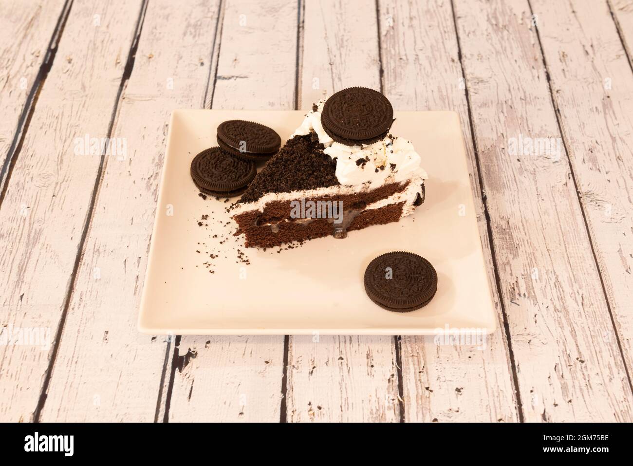 Individuelle Portion von Torte mit Biskuitboden und Schieferteller Stockfoto