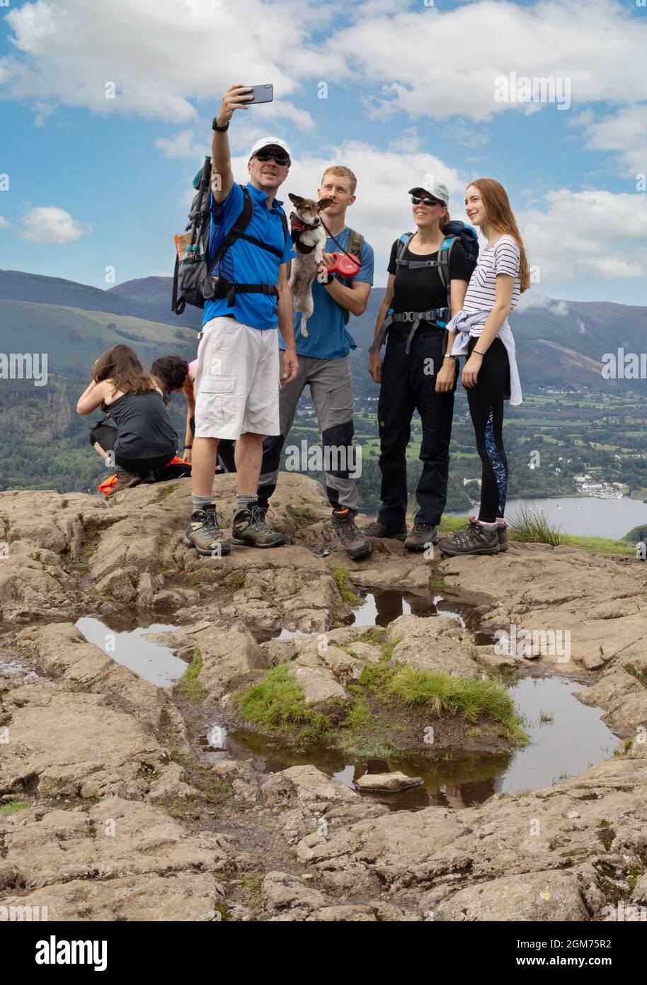 Familien-Selfie in Großbritannien; eine Familie, die ein Familienfoto auf Walla Crag bei Keswick macht, während eines Sommeraufenthaltaufenthaltens im Lake District National Park, Cumbria UK Stockfoto
