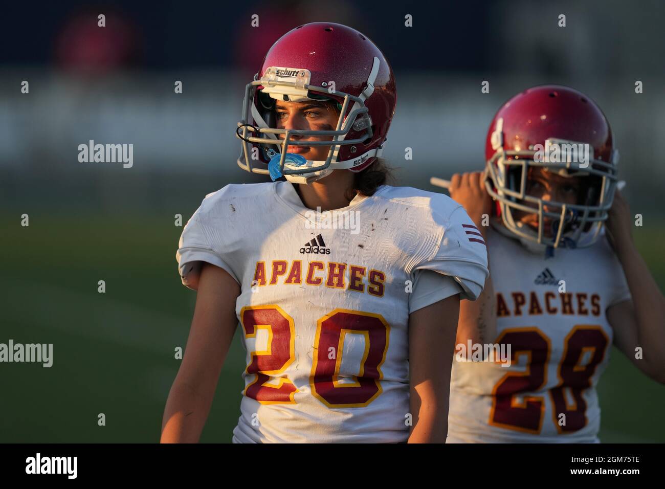 Arcadia Apaches Punter Kayla Ibrahim (20), links, und Kicker Victoria Kenworthy (28) während eines Highschool-Fußballspiels gegen La Salle Spartans, Thur Stockfoto