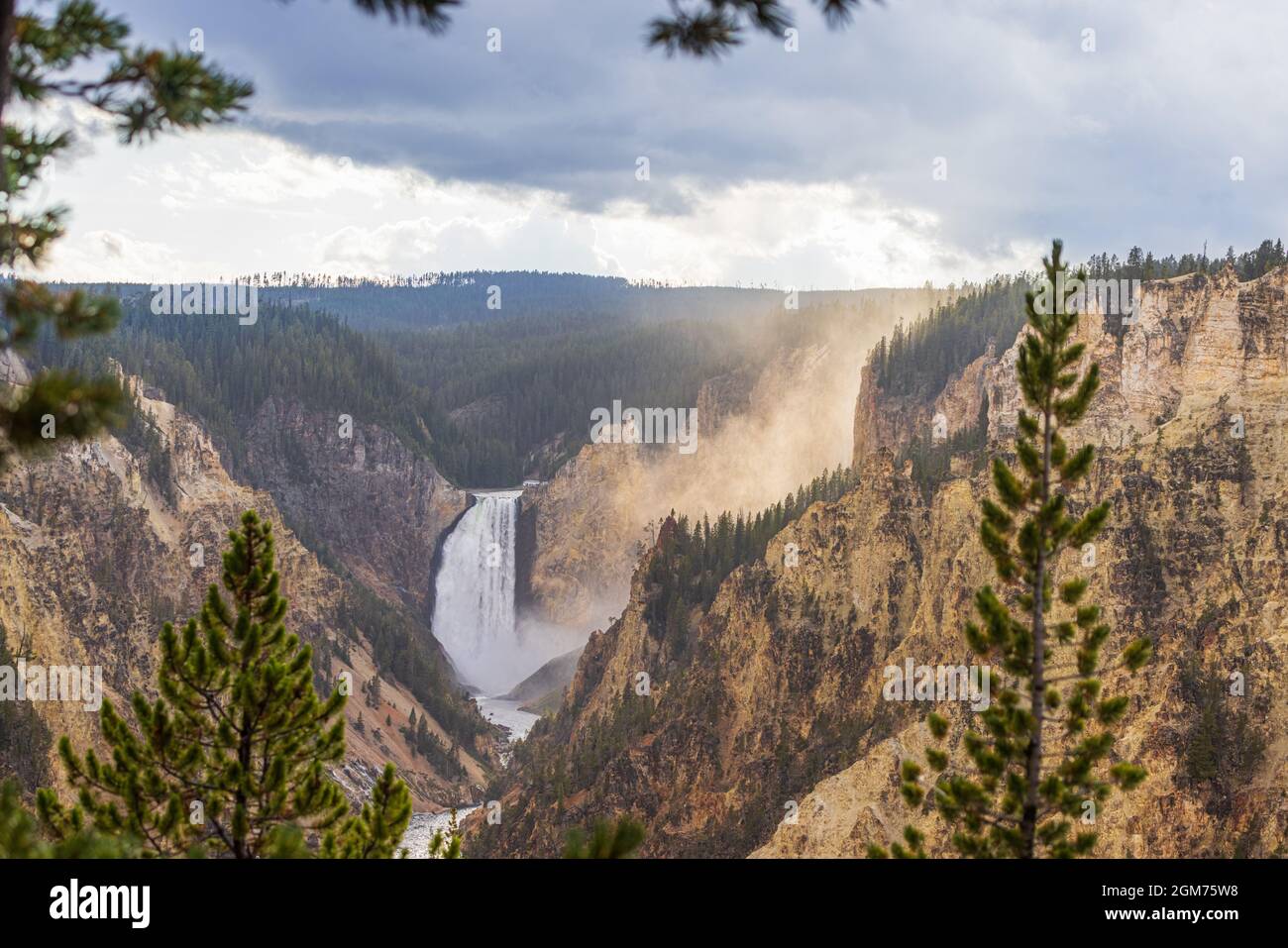 Fantastischer Sonnenuntergang an den Lower Falls im Grand Canyon des Yellowstone National Park Stockfoto