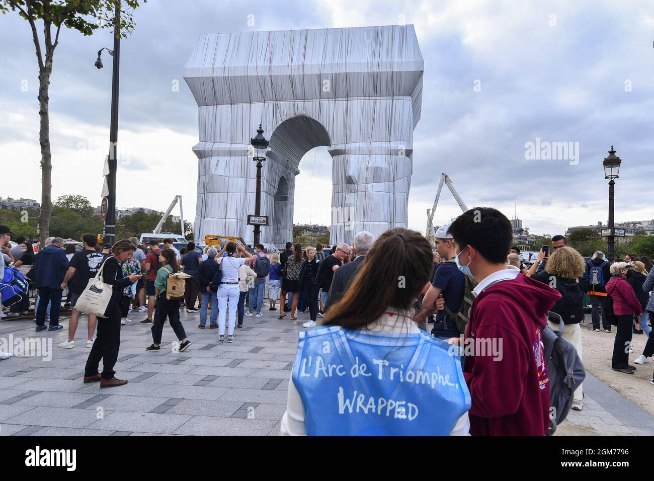 Paris, Frankreich, am 16. September 2021: Der Triumphbogen wurde vor einer Einweihung am 16. September 2021 in Paris, Frankreich, eingewickelt. Der gesamte Arc de Triomphe an der Spitze der Champs-Elysées in Paris soll zwei Wochen lang in Stoff gehüllt bleiben, eine Kunstinstallation, die der verstorbene Künstler Christo konzipiert und am Donnerstag vom französischen Präsidenten Emmanuel Macron eingeweiht hat. Das 50 Meter hohe, 45 Meter lange und 22 Meter breite Denkmal, das Napoleon errichtet hat, ist jetzt von Kopf bis Fuß in 25,000 Quadratmeter recycelbaren silbrig-blauen Stoff und 3,000 Meter rotes Seil gewickelt. Foto von Lionel Urman/ABACAPRESS. Quelle: Abaca Press Stockfoto