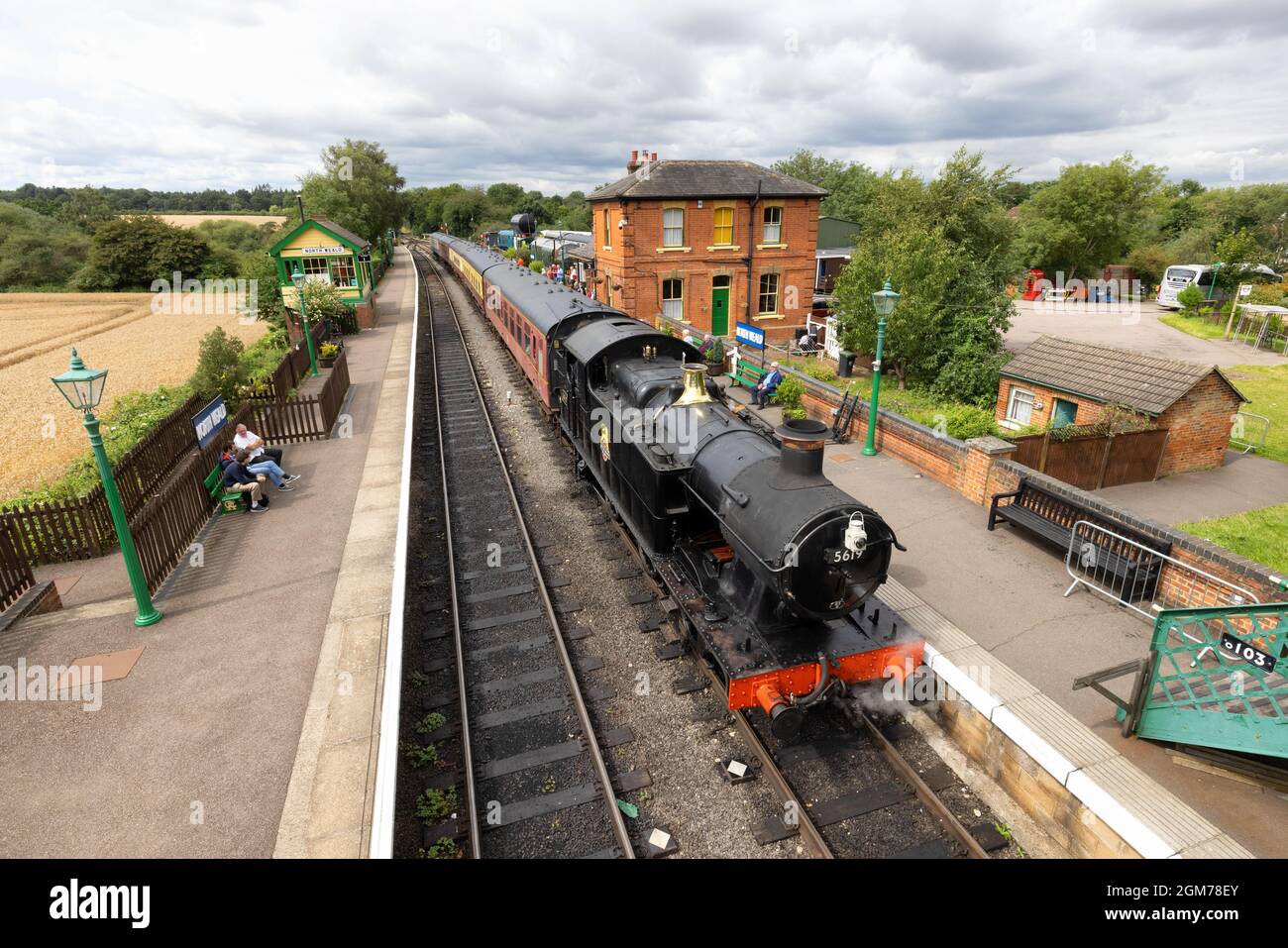 Epping Ongar Railway, Eine historische Eisenbahn. Ein Dampfzug in North Weald Station, mit Dampfmaschine, Epping, Essex UK Stockfoto