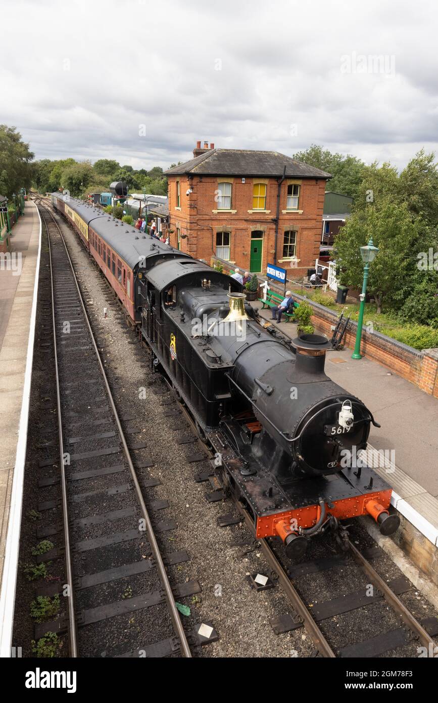 Epping Ongar Railway, Eine historische Eisenbahn. Ein Dampfzug in North Weald Station, mit Dampfmaschine, Epping, Essex UK Stockfoto