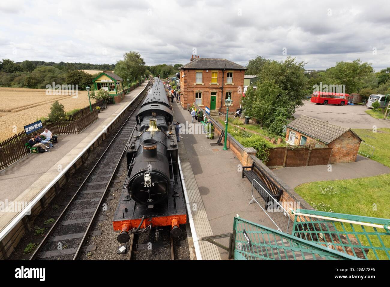 Vintage Railway; Dampfzug UK; eine Dampfmaschine und Waggons im Bahnhof North Weald, auf der Epping Ongar Railway, einer historischen Eisenbahn, Essex UK Stockfoto