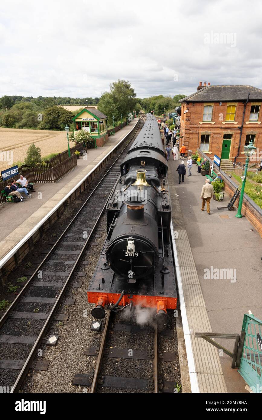 Dampfzug UK - eine Dampfmaschine und Waggons am Bahnsteig, North Weald Station - auf der Epping - Ongar Railway, eine alte Eisenbahn, Essex UK Stockfoto