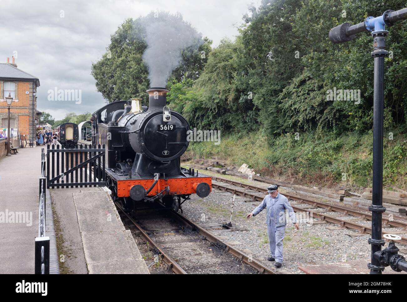 Vintage-Zug; Dampflokomovering in North Weald Station, Epping Ongar Railway, eine historische Eisenbahn, Epping Essex UK Stockfoto