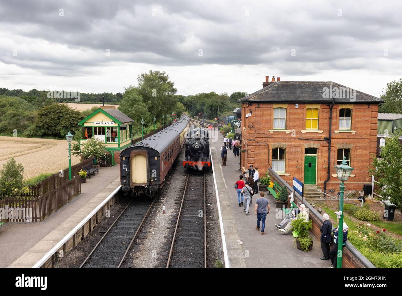 Dampfzug UK - eine Dampfmaschine und Waggons am Bahnsteig, North Weald Station - auf der Epping - Ongar Railway, eine alte Eisenbahn, Essex UK Stockfoto