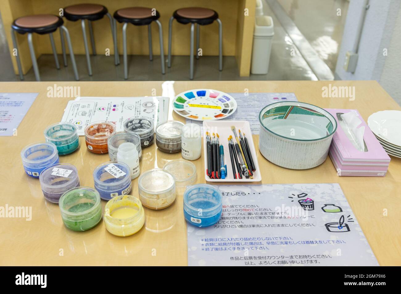 Station zum Malen und Dekorieren von Platten für Besucher des Töpferhandwerks im Noritake Museum in Nagoya. Stockfoto