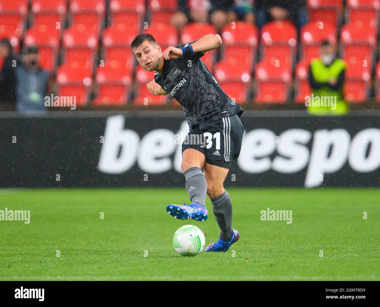 Prag, Tschechische Republik. September 2021. Fußball: UEFA Europa Conference League, Slavia Prag - 1. FC Union Berlin, Gruppenphase, Gruppe E, Matchday 1, Eden Arena. Der Berliner Robin Knoche spielt den Ball. Quelle: Robert Michael/dpa-Zentralbild/dpa/Alamy Live News Stockfoto