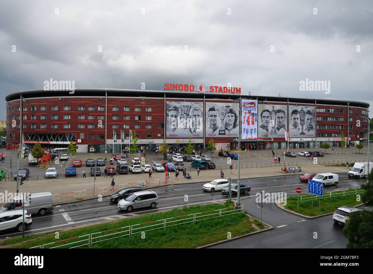 Prag, Tschechische Republik. September 2021. Fußball: UEFA Europa Conference League, Slavia Prag - 1. FC Union Berlin, Gruppenphase, Gruppe E, Matchday 1, Eden Arena. Blick auf das Stadion von außen. Quelle: Robert Michael/dpa-Zentralbild/dpa/Alamy Live News Stockfoto