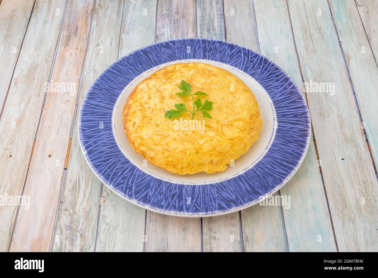 Blaue Bordplatte mit kleinem spanischen Omelett zum Teilen in einem Tapas-Restaurant Stockfoto