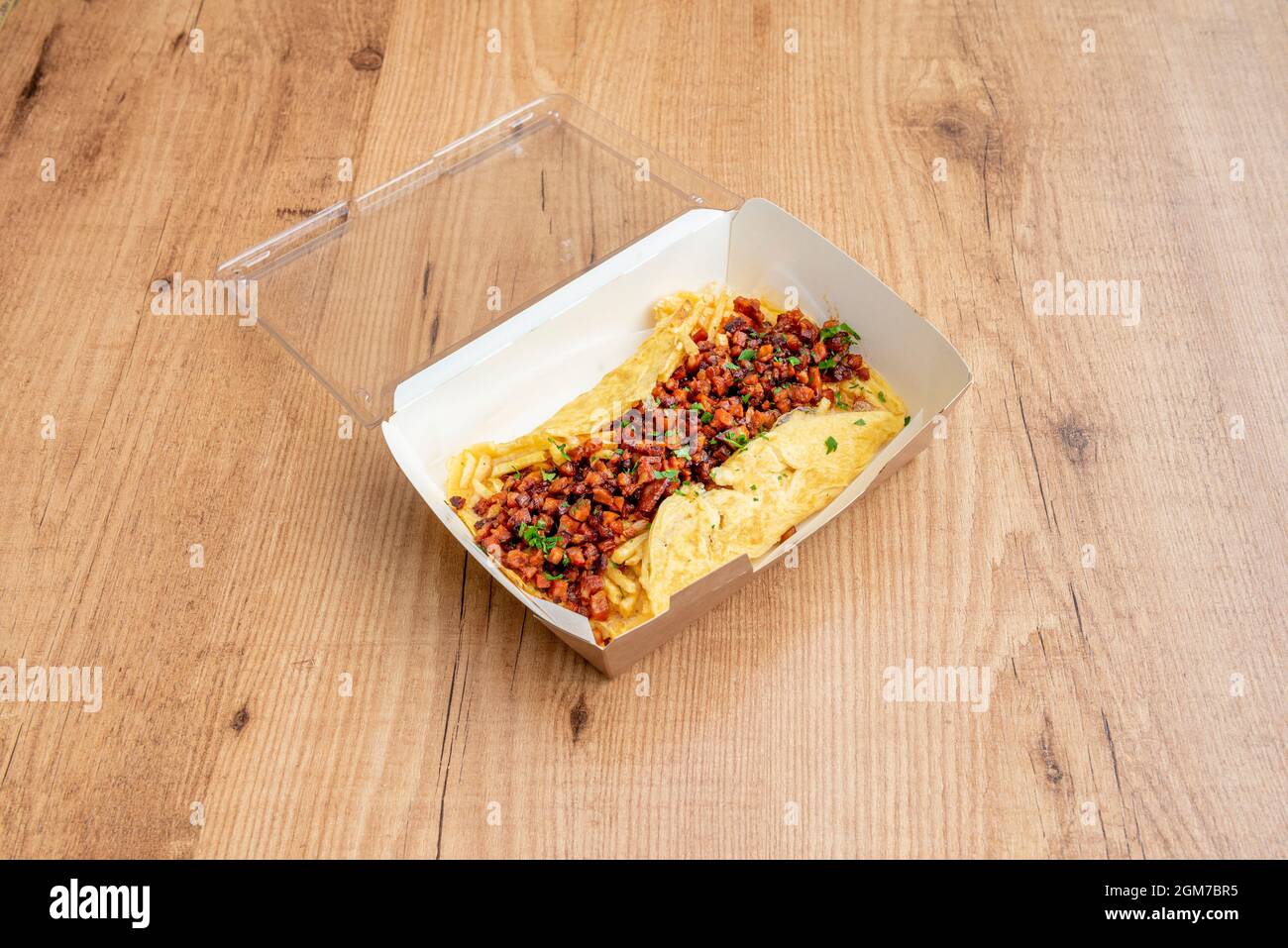 Französisches Omelett, gefüllt mit Chorizo-Hackfleisch in einem Take-Away-Behälter Stockfoto