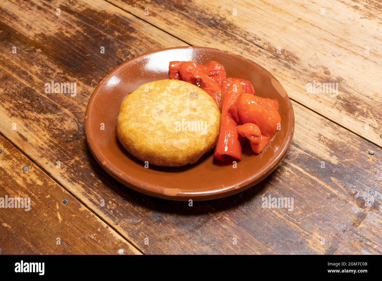 Traditionelles spanisches Omelett für eine Person mit gerösteten roten Paprika Stockfoto