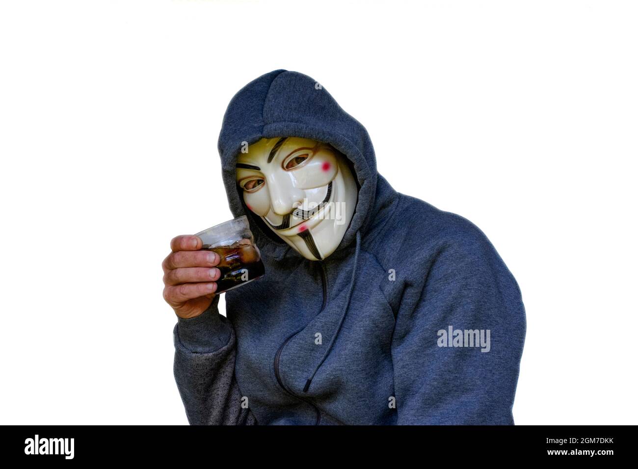 Anti-Impfstoff-Verschwörungstheoretiker mit Kapuzenpullover und V für  Vendetta Maske Toast mit Glas Alkohol Stockfotografie - Alamy