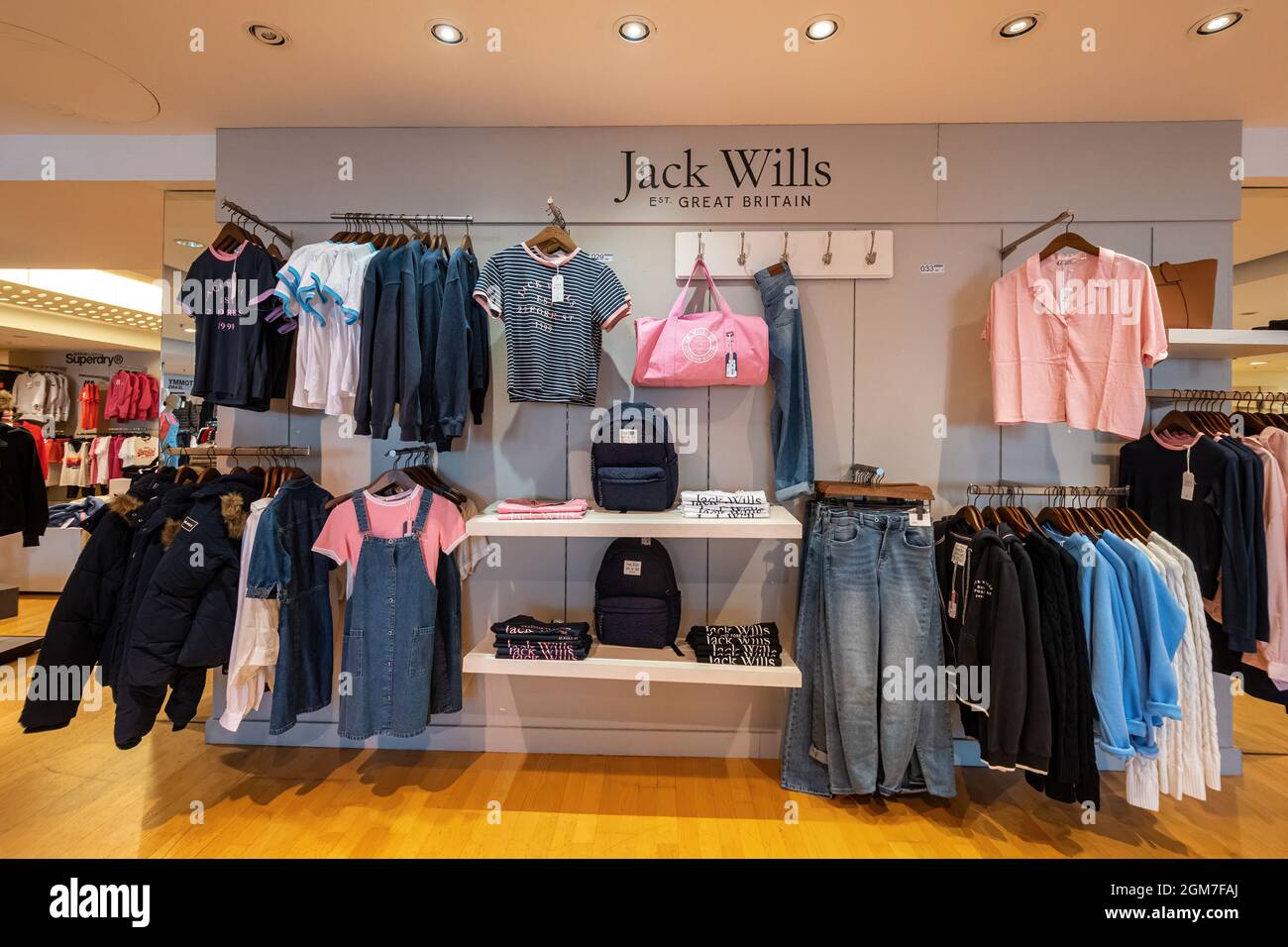 Innenansicht des Kaufhauses House of Fraser in Guildford, Surrey, England, Großbritannien. Jack Wills Department mit Kleidung auf dem Display. Stockfoto