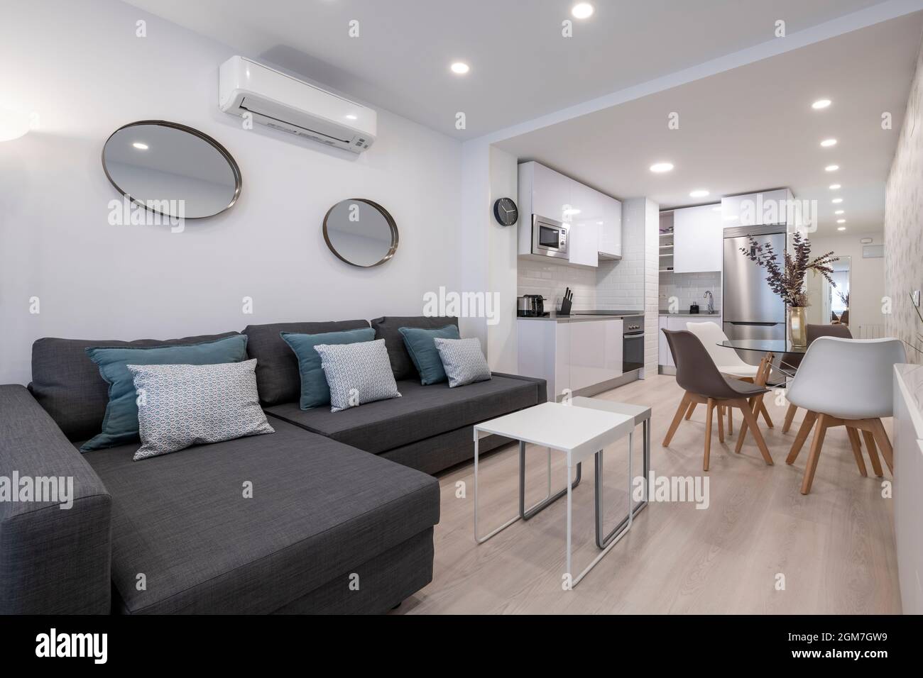 Wohnzimmer in neu eingerichteten und möblierten Loft-Wohnung zur Miete in Urlaub System mit Sofas und Klimaanlage Stockfoto