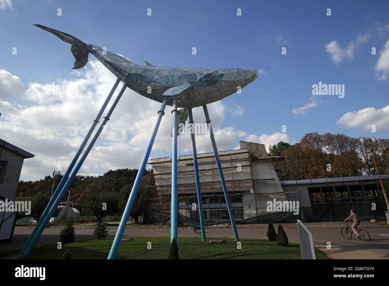 Kiew, Ukraine. September 2021. KIEW, UKRAINE - 16. SEPTEMBER 2021 - Eine einzigartige 12-Meter-Medienskulptur "Kiewer Wal" des Künstlers Valerii Korshunov wird im Expo Center der Ukraine installiert, um den Zustand der Luftverschmutzung mit Hilfe von interaktiven Lichtern zu reflektieren, Kiew, Hauptstadt der Ukraine.Quelle: Ukrinform/Alamy Live News Stockfoto