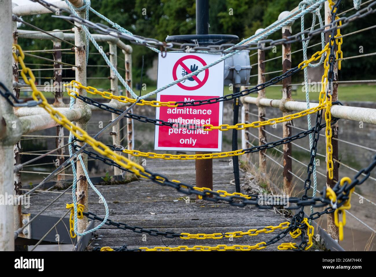 Plastikketten blockieren den Weg über eine Schleuse in Lydney Harbour, Gloucestershire, England, Großbritannien Stockfoto
