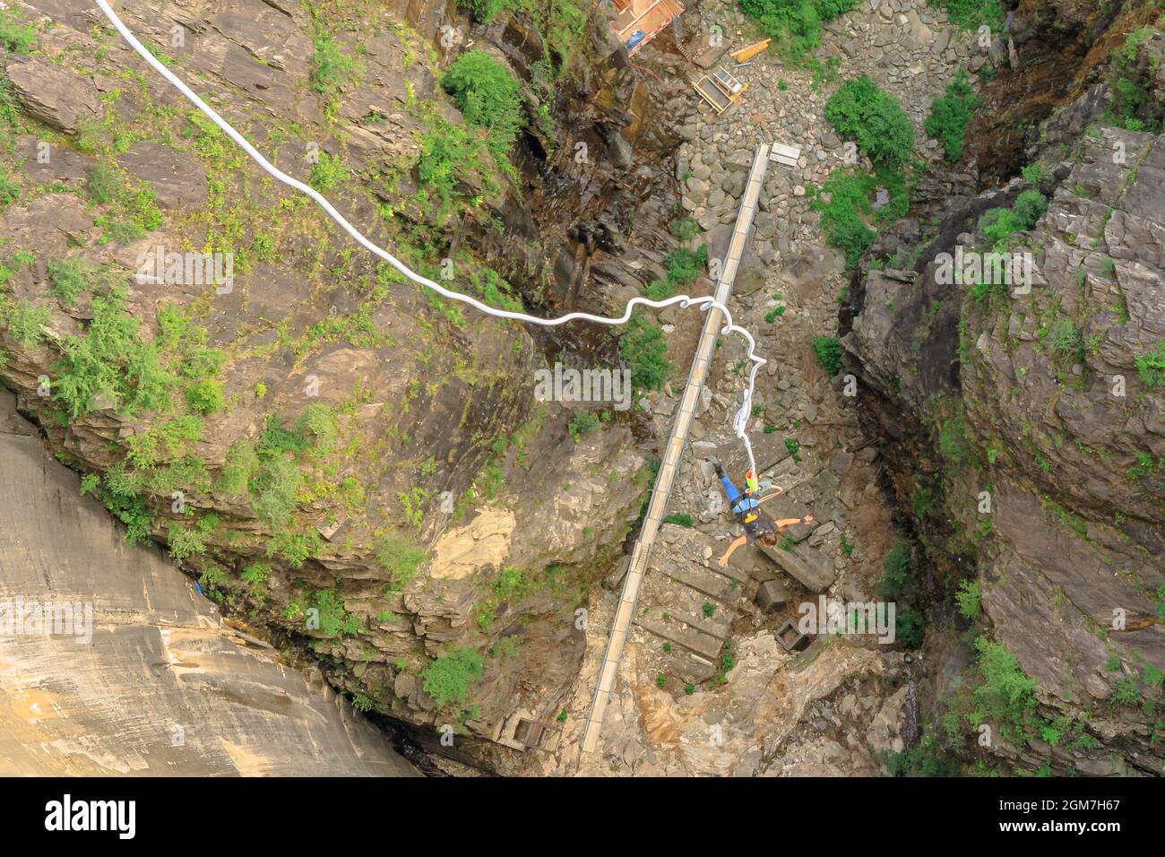Verzasca, Schweiz - Juni 2021: Bungee Jumping des Verzasca-Staudamms am Vogorno-See in der Schweiz. Drehort von James Bond-Filmen im Tessin. Am Höchsten Stockfoto