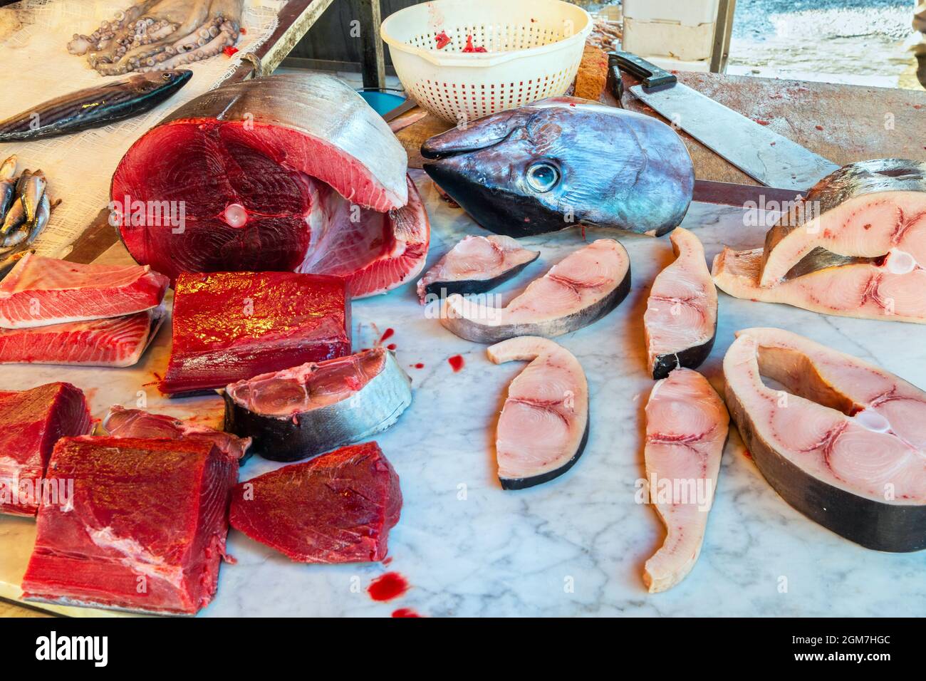 Frischer Thunfisch und Schwertfisch auf einem Tablett auf dem Catanias Fischmarkt La Pescheria di Sant Agata. Sizilien, Italien Stockfoto