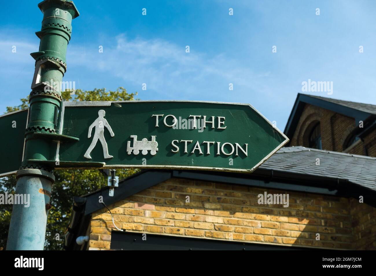 Wegweiser zum Bahnhof Alresford. Brunnenkresse Linie England Großbritannien Stockfoto