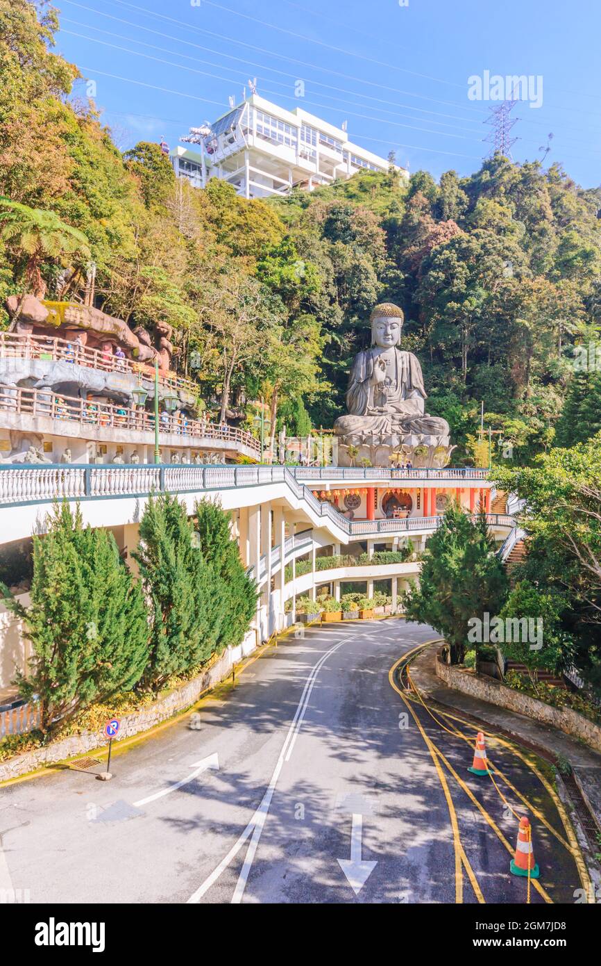 Große Buddha-Statue aus Stein am Chin Swee Caves Tempel in Genting Highlands, Pahang, Malaysia Stockfoto