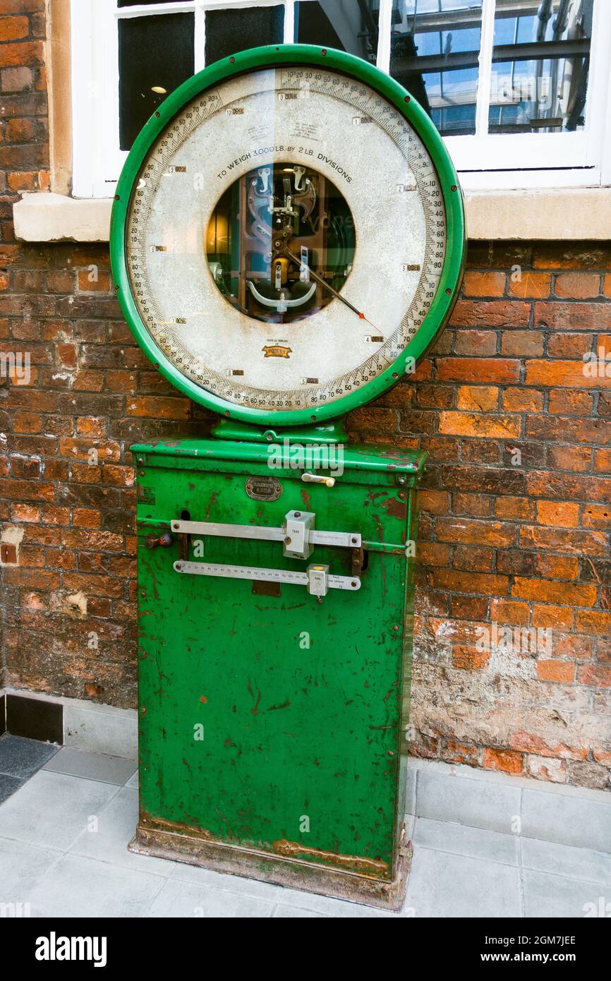 Display der Wiegemaschine im Retro-Stil. Swindon Eisenbahnbauwerk. England, Großbritannien Stockfoto