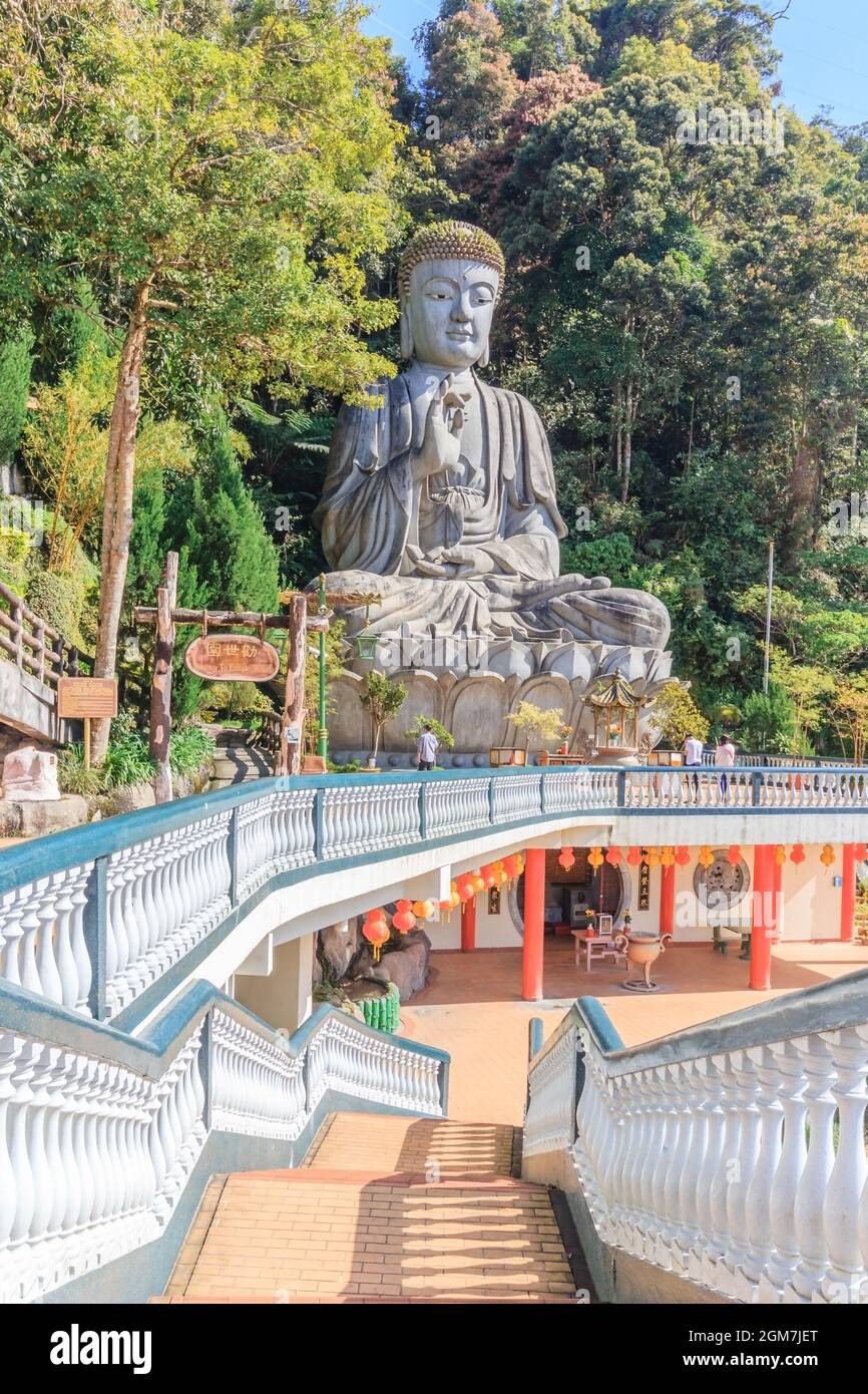 Große Buddha-Statue aus Stein am Chin Swee Caves Tempel in Genting Highlands, Pahang, Malaysia Stockfoto