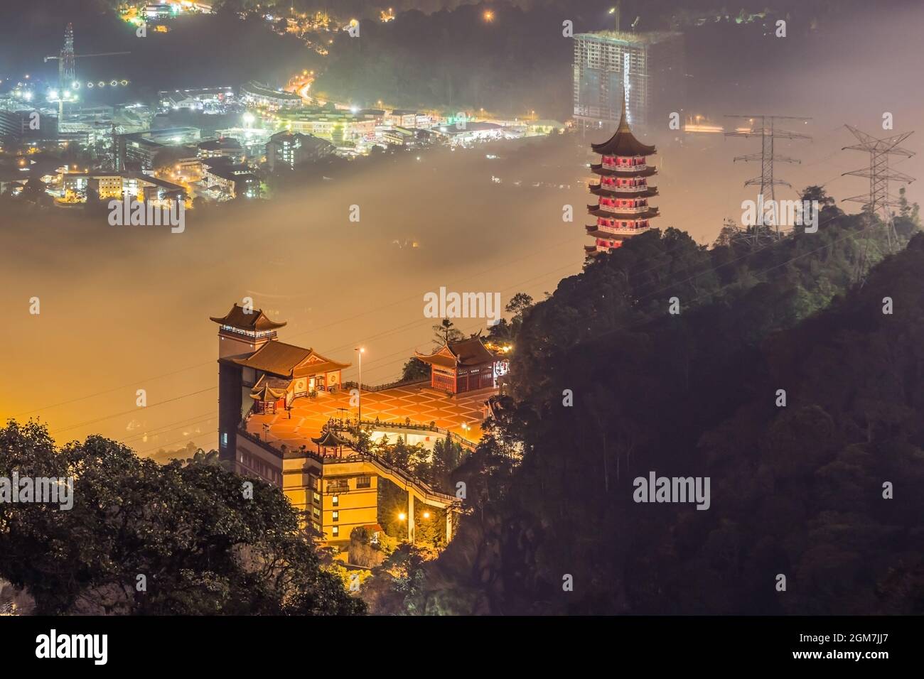Chin Swee Cave Temple in der Abenddämmerung in Genting Highlands mit Blick auf den Aussichtspunkt des Themenpark-Hotels im Hintergrund Stockfoto