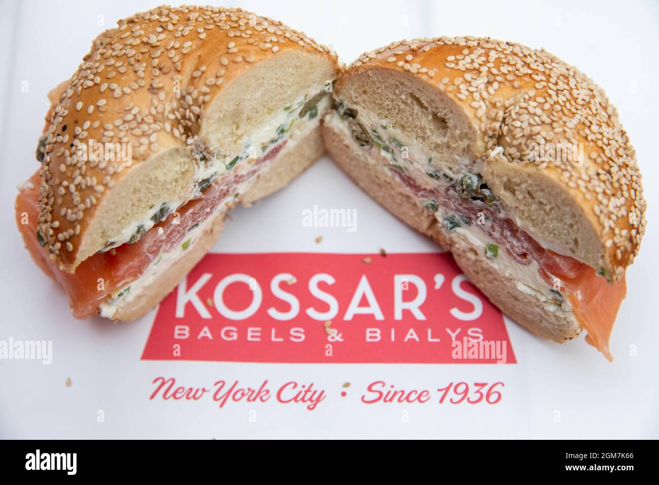 New York, USA. September 2021. Ein Sesamsaatbagel mit Lox, Kapern und Schalensahnenkäse wird bei Kossars Bagels & Bialys in New York, USA, am 15. September 2021, ausgestellt. Bagel ist ein ringförmiges Brotprodukt, das aus den jüdischen Gemeinden Polens stammt. Bagels sind heute ein beliebtes Brotprodukt in Nordamerika, vor allem in Städten mit einer großen jüdischen Bevölkerung, viele mit alternativen Methoden, sie zu machen. Quelle: Michael Nagle/Xinhua/Alamy Live News Stockfoto