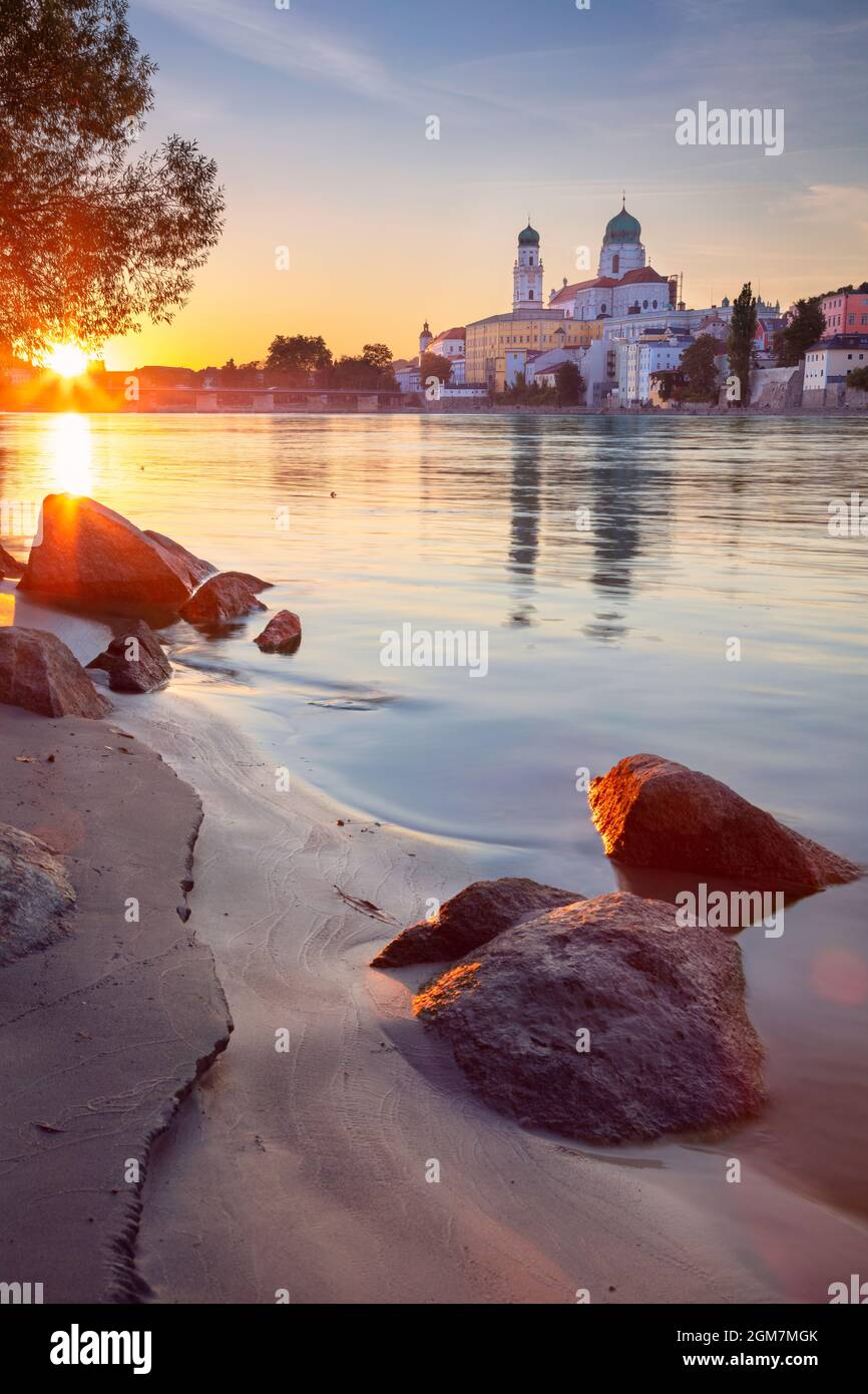 Passau Skyline, Deutschland. Stadtbild der Skyline von Passau, Bayern, Deutschland bei dramatischem Sonnenuntergang. Stockfoto