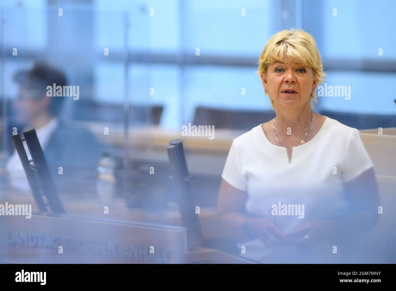 Magdeburg, Deutschland. September 2021. Cornelia Lüddemann (Bündnis 90/die Grünen) spricht im Plenarsaal des landtags vor den Abgeordneten. Im landtag waren unter anderem die Eisenbahngesellschaft Abellio und der Ausbau erneuerbarer Energien Themen. Quelle: Klaus-Dietmar Gabbert/dpa-Zentralbild/dpa/Alamy Live News Stockfoto