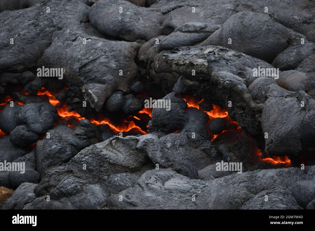 Geschmolzene Lava unter den bereits verhärteten Formationen des Vulkans Geldingadalir Stockfoto