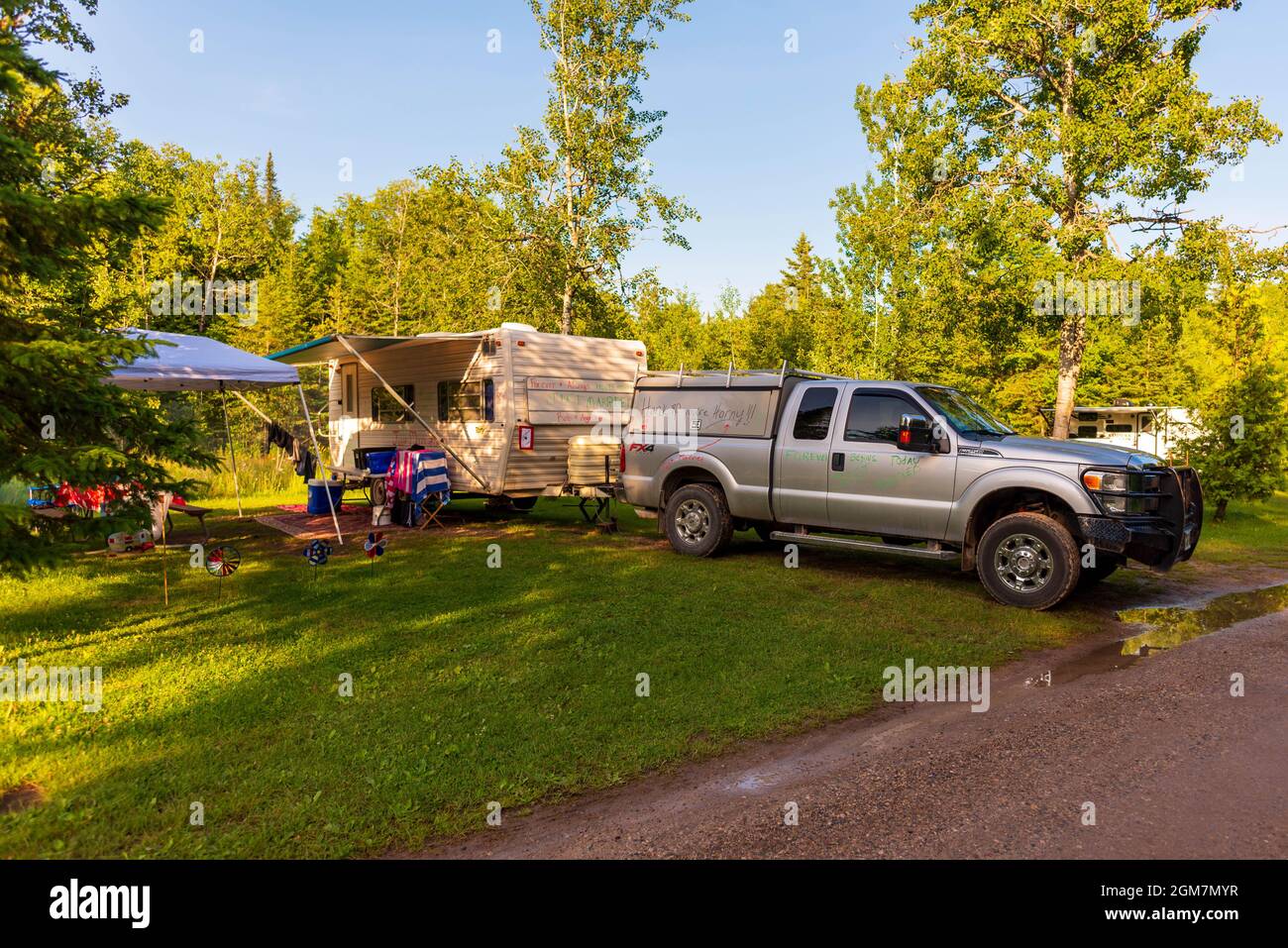 Cheboygan, MI - Juli 13: Wedding Camper and Truck with Just Married Signage, Cheboygan, MI am 13. Juli 2021. Stockfoto