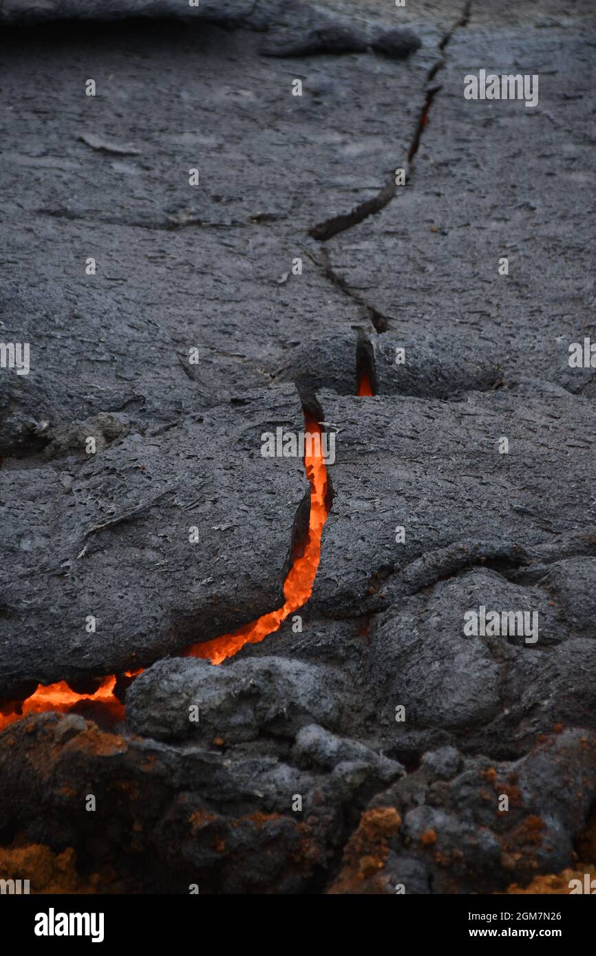 Riss, der sich in der verhärteten Lava am Geldingadalir-Vulkan öffnet Stockfoto