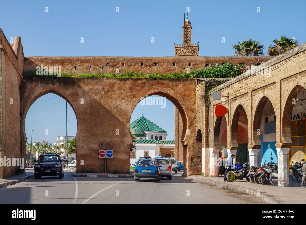 Türen in der Mauer der Medina von Rabat ermöglichten den Verkehr von Fahrzeugen in der Hauptstadt Marokkos Stockfoto