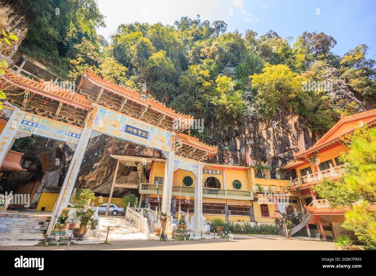 IPOH, PERAK, MALAYSIA - 14. APRIL 2017: Eingangsansicht des Sam Poh Tong Tempels, der sich bei Gunung Rapat im Süden von Ipoh befindet. Stockfoto