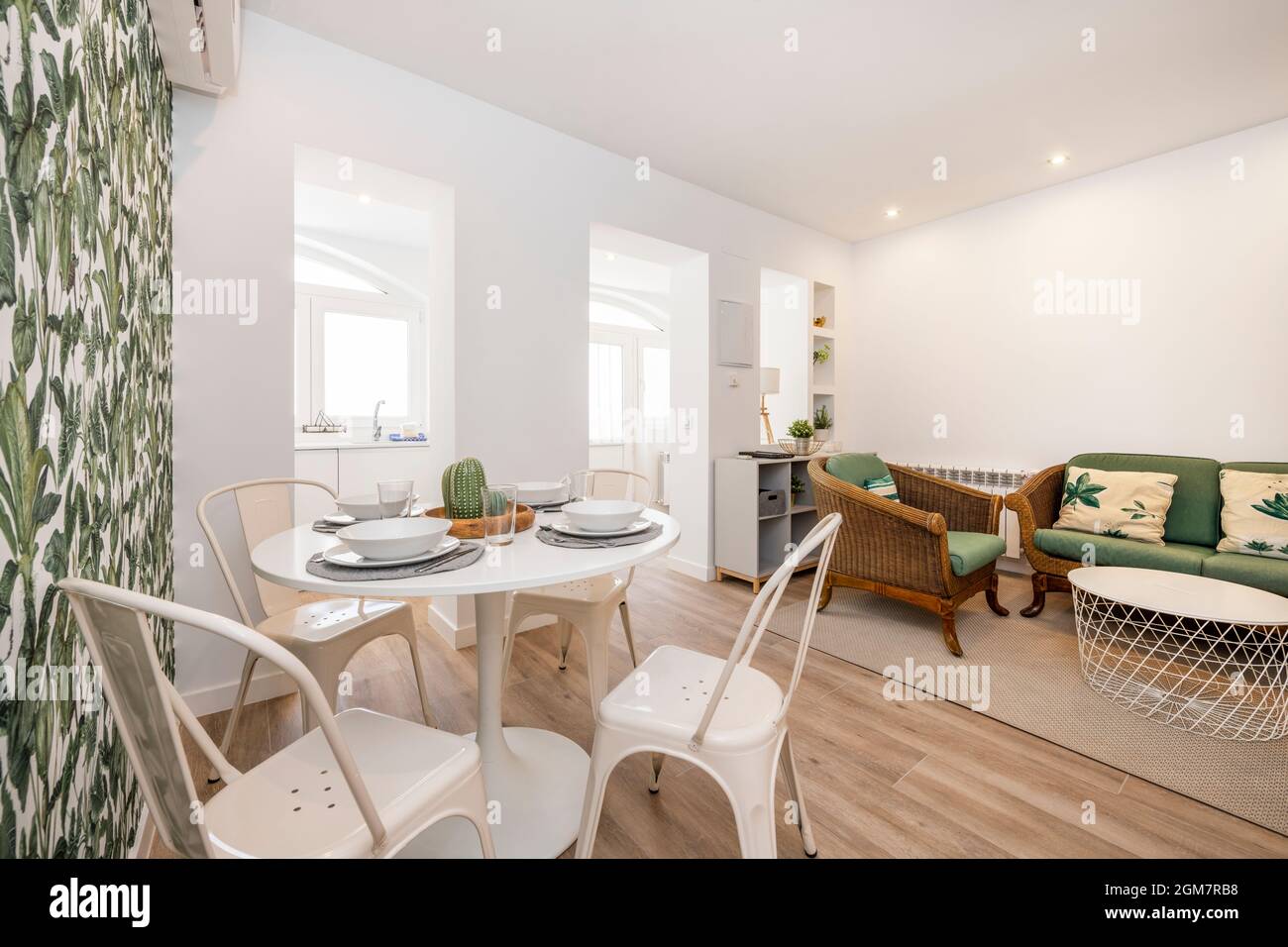 Runder weißer Esstisch mit Service in einer hellen Wohnung zur Ferienvermietung Stockfoto
