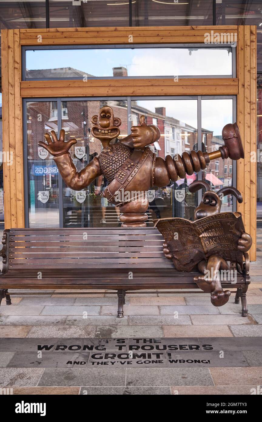 Die Wallace und Gromit Statue vor der Markthalle im Stadtzentrum in Preston, Lancashire, Großbritannien Stockfoto