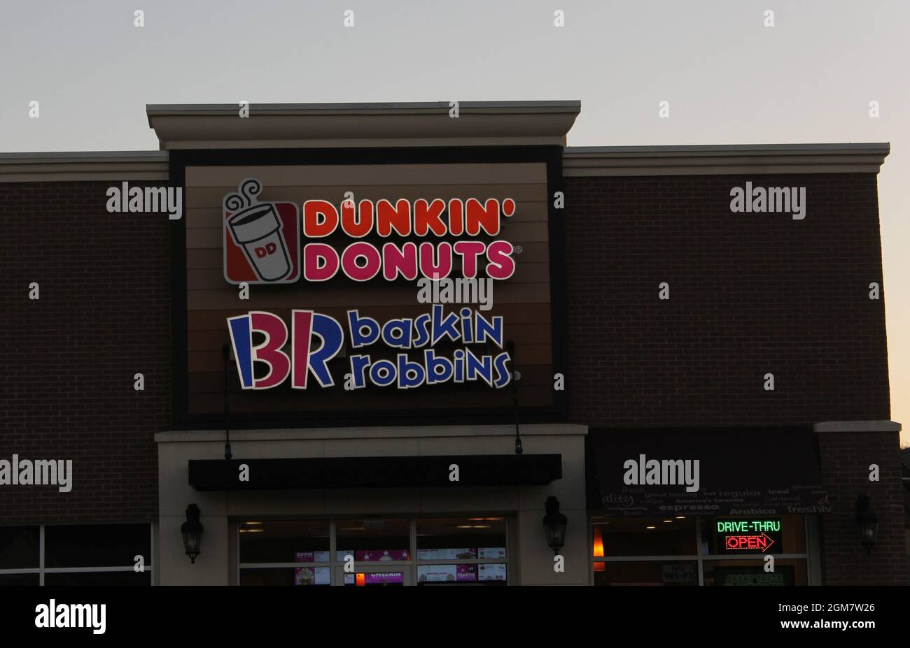 Tyler, TX - 23. November 2019: Dunkin Donuts und Baskin Robbins Combination Restaurant am SSW Loop 323 Stockfoto