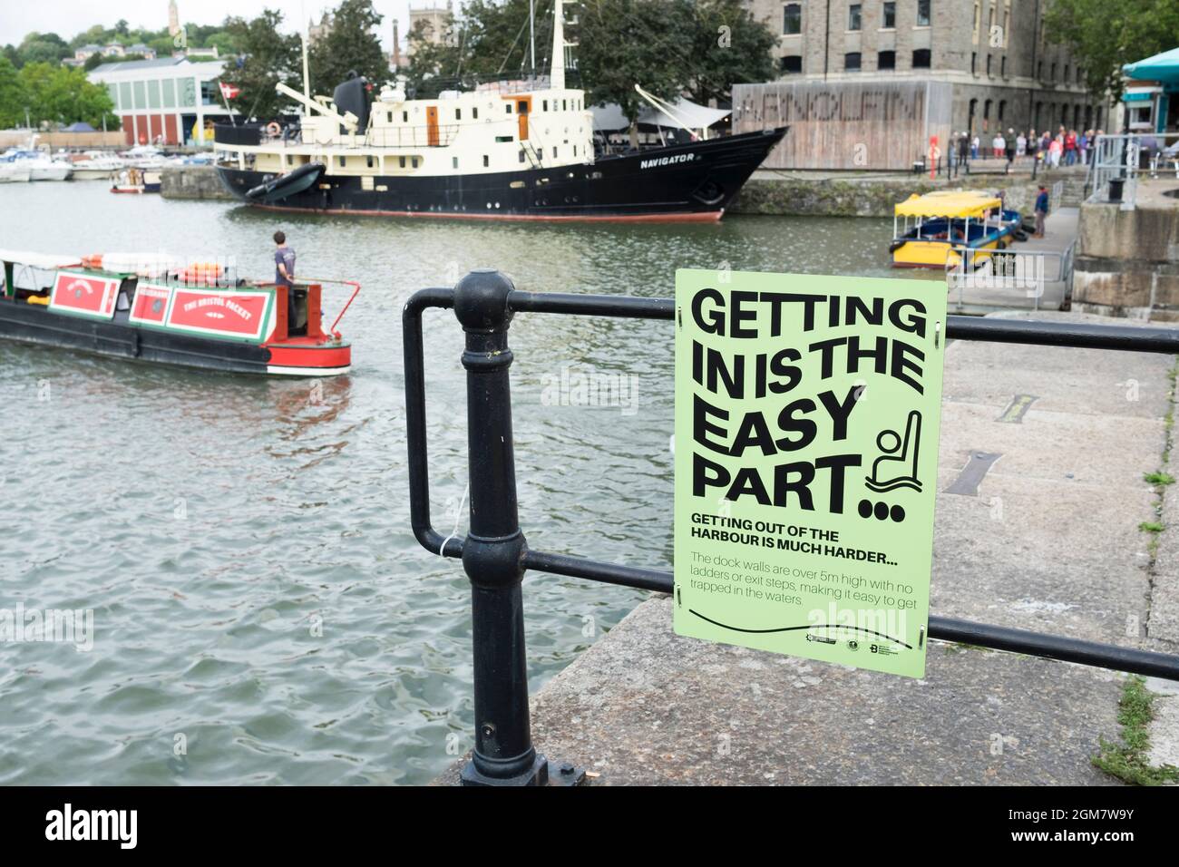 Am Hafen von Bristol angebragene Anzeichen für Ertrinkungsgefahr. Leider fällt jemand ein und ertrinkt die meisten Jahre. Stockfoto