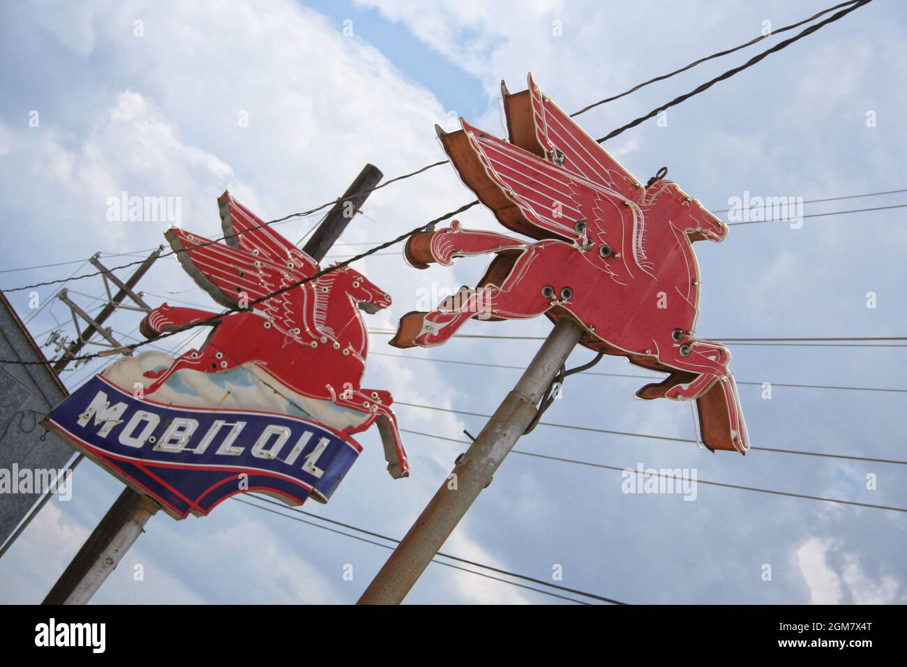 Jacksonville, TX: Vintage Mobil Oil Sign an einer verlassenen Großölstation in Jacksonville, Texas Stockfoto