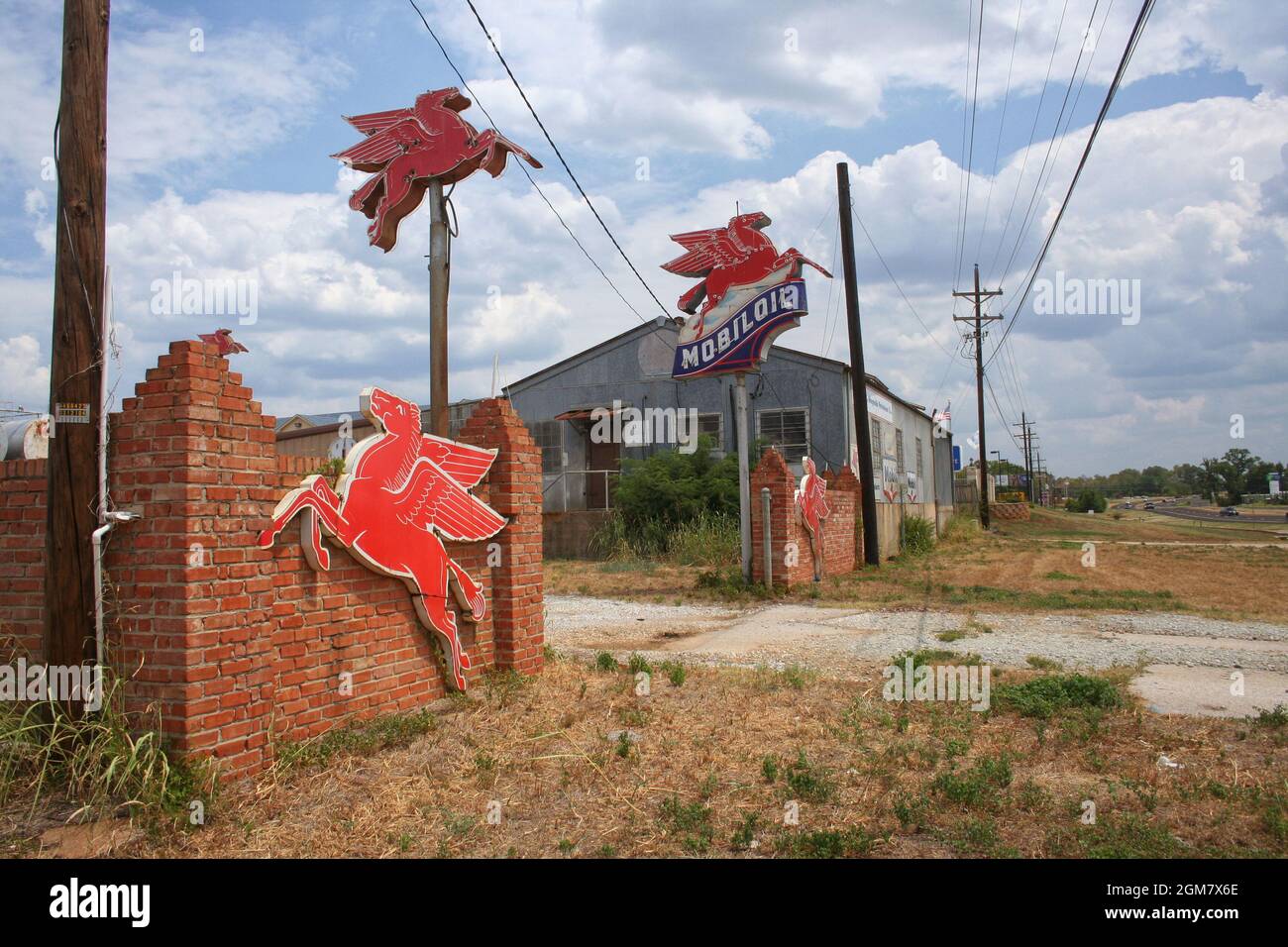 Jacksonville, TX: Vintage Mobil Oil Sign an einer verlassenen Großölstation in Jacksonville, Texas Stockfoto