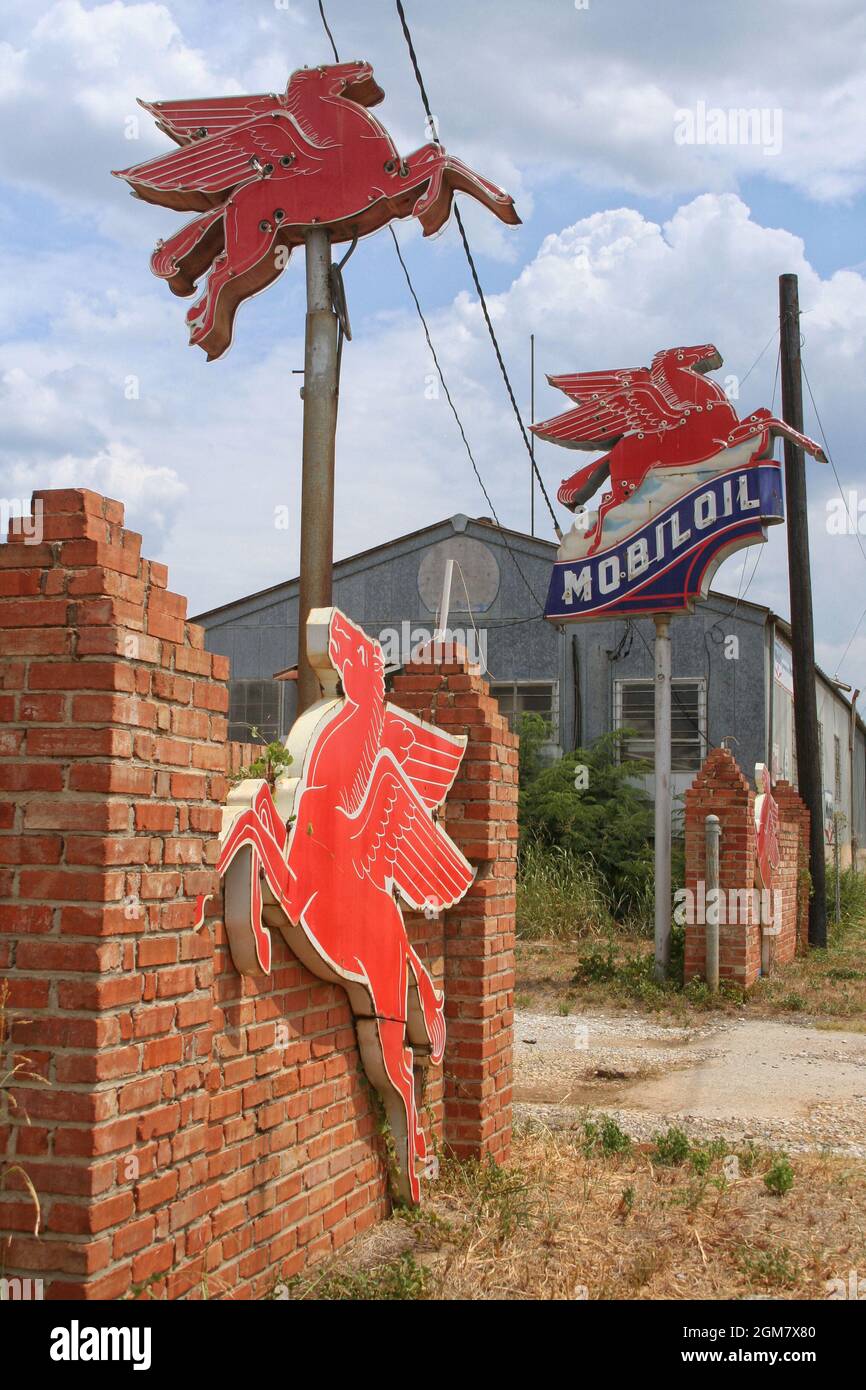 Jacksonville, TX: Vintage Mobil Oil Sign an einer verlassenen Großölstation in Jacksonville, Texas Stockfoto