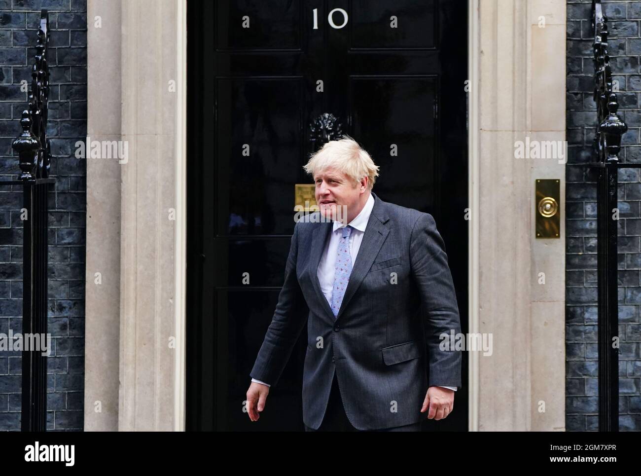 Premierminister Boris Johnson vor der Downing Street 10, London, begrüßt den Premierminister der Regionalregierung Kurdistans, Nechirvan Barzani, im Vorfeld eines bilateralen Treffens. Bilddatum: Freitag, 17. September 2021. Stockfoto