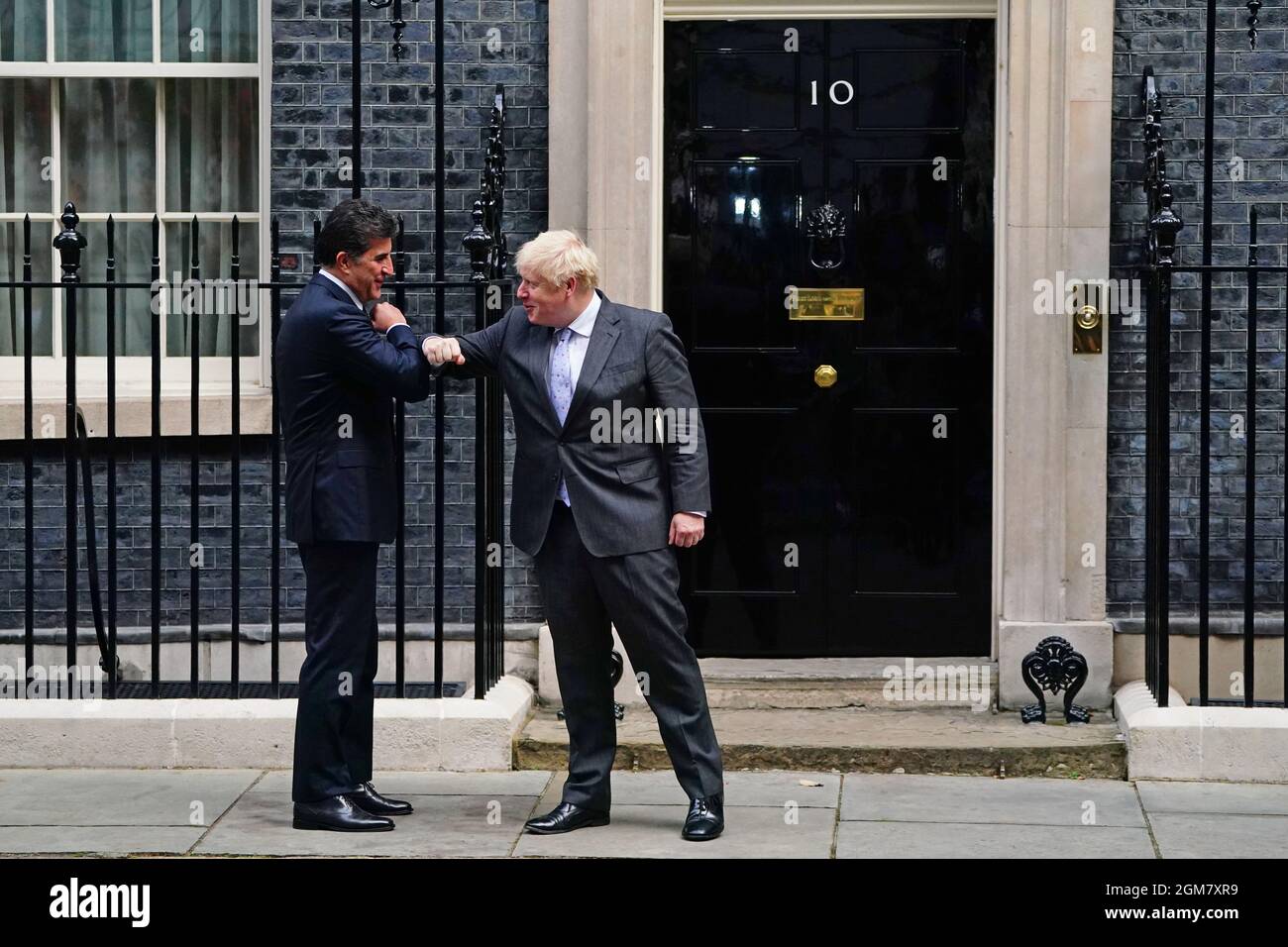 Premierminister Boris Johnson begrüßt den Premierminister der Regionalregierung Kurdistans, Nechirvan Barzani, vor der Downing Street 10, London, im Vorfeld eines bilateralen Treffens. Bilddatum: Freitag, 17. September 2021. Stockfoto