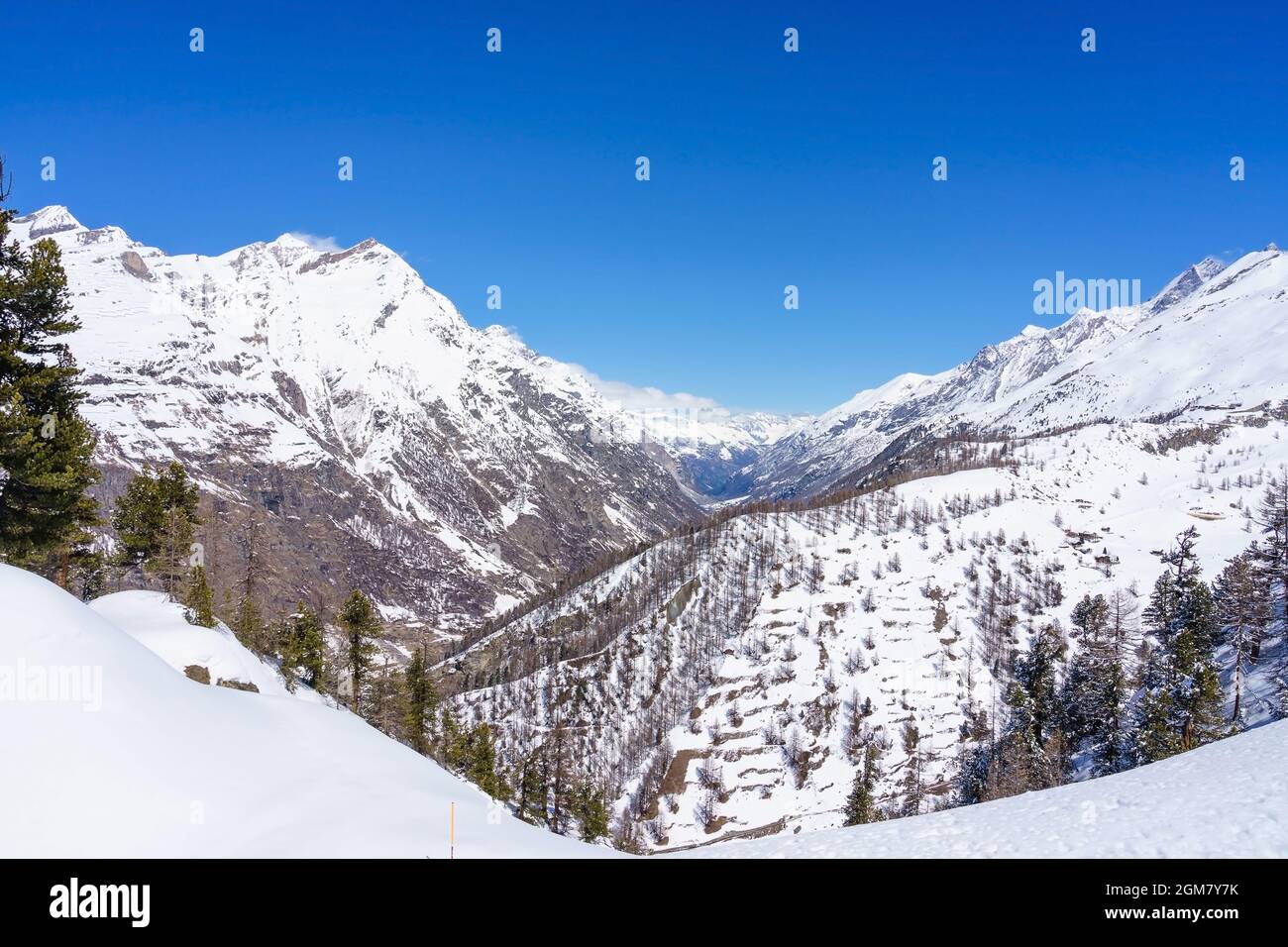 Single backcountry Skier in einem weiten Berglandschaft auf dem Weg von einem hohen Gipfel mit einem tollen Blick auf das Matterhorn und die umliegenden Berge. Stockfoto